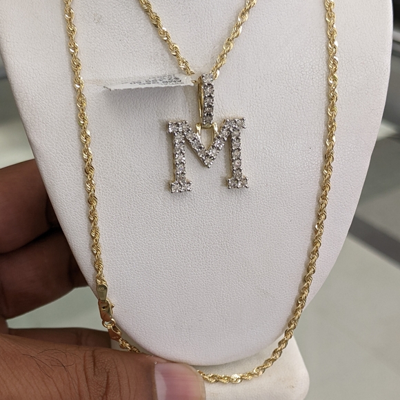 Real Diamond 10kt gold initial M pendant - Picture 3 of 8
